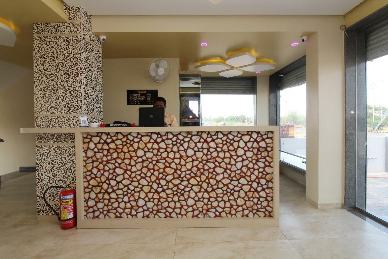 Oyo 37468 Nisha Lodging Solapur Ngoại thất bức ảnh