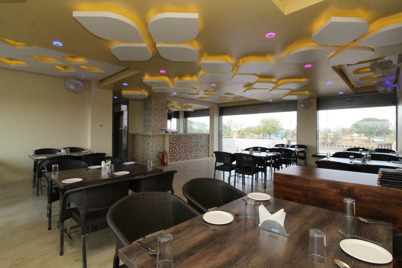 Oyo 37468 Nisha Lodging Solapur Ngoại thất bức ảnh