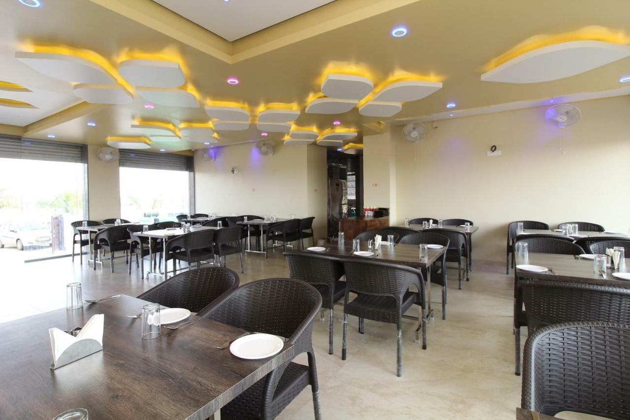 Oyo 37468 Nisha Lodging Solapur Ngoại thất bức ảnh